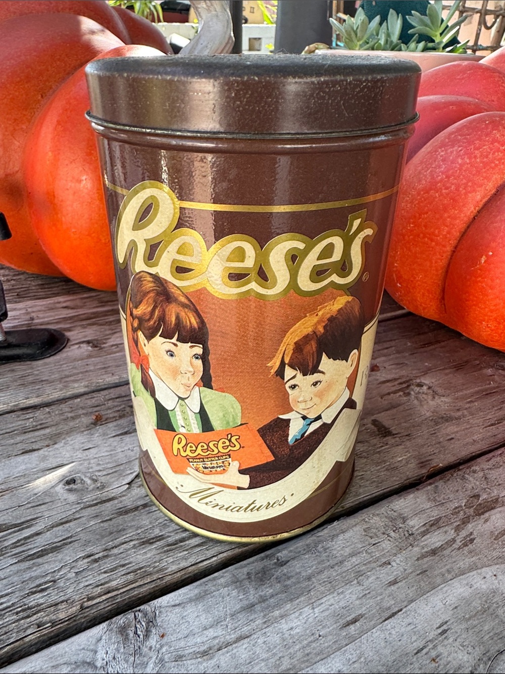 Brown Vintage-Style Decorative Tin 1989